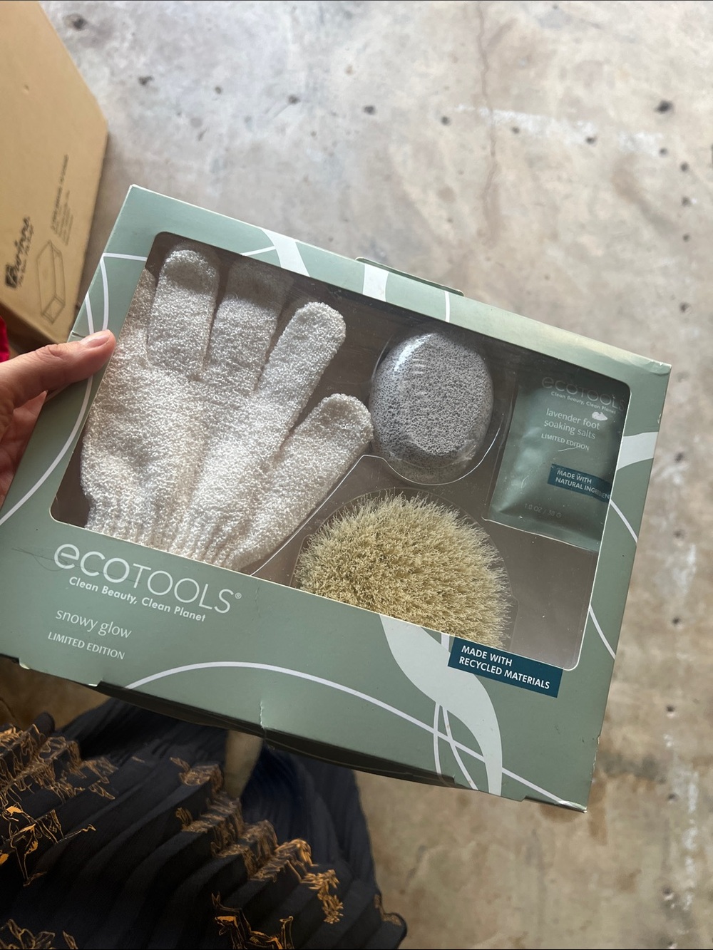 ecotools Snowy Glow Foot Care Set - White & Sage Green